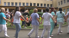 V Snine domáci na protest vytvorili okolo nemocnice živú reťaz. Nechcú, aby im vzali pôrodnicu