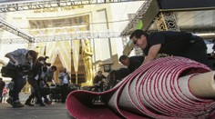 Oscarové prípravy vrcholia. Tipnite si, koľko meria legendárny červený koberec