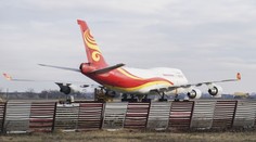 Dve pasažierky zamkli dieťa na záchode v lietadle. Vadilo im, že plače