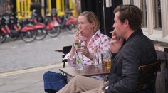 Anglická vláda rozpútala boj s cigaretami. Chce zakázať fajčenie na verejnosti, a to aj vonku