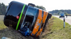 Vážna nehoda autobusu cestou z Prahy. Zranilo sa 31 ľudí