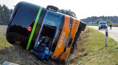 Vážna nehoda autobusu cestou z Prahy. Zranilo sa 31 ľudí
