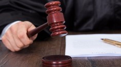 Známeho advokáta obžalovali z nepriamej korupcie. Zastupoval aj členov piťovcov