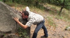 Obrovská skala a v nej dve dierky. Trúbiaci kameň sme si vyskúšali sami