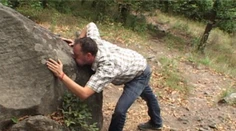 Obrovská skala a v nej dve dierky. Trúbiaci kameň sme si vyskúšali sami