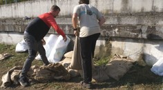 V Suchohrade začal presakovať protipovodňový múr. V noci starosta zvolával cez rozhlas na pomoc