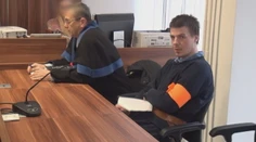 Opitý mladík prepadol dôchodcu priamo pred policajnou stanicou