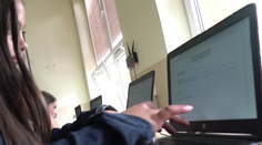 Príspevky na notebook idú pomalšie, než sa plánovalo. Termíny na získanie techniky sa preto posúvajú