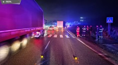 Tragický večer v Žiline. Chodec prechádzal cez priechod, keď doňho narazil nákladiak