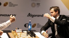 Majster sveta v šachu obvinil súpera z podvádzania. Šíri sa bizarná teória, ako to mal urobiť