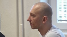 Zdrogovaný vyskočil z okna so synom v rukách. Teraz súd rozhoduje o jeho treste