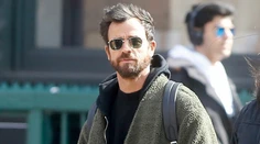 Justin Theroux nestráca po rozchode čas. Neuveríte, s ktorou slávnou speváčkou flirtuje cez smsky