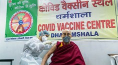 Dalajláma sa nechal zaočkovať proti novému koronavírusu. Ľuďom poslal odkaz