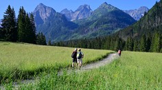 Holandskí turisti aj Poliak uviazli v Tatrách, evakuoval ich vrtuľník