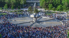 Bratislavské námestie opäť zaplnili protestujúci ľudia. Nepáčia sa im zmeny v RTVS