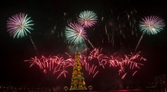 V Rio de Janeiro rozsvietili najkrajší vianočný stromček