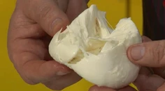 Test mozzarelly. Chutný syr alebo len biela hmota bez chuti?