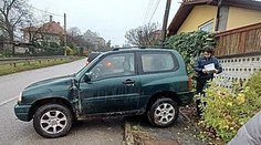 Chcel si len upratať pred príchodom zimy. Auto ho zrazilo na vlastnom dvore