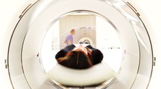 Žena prišla na vyšetrenie magnetickou rezonanciou s nabitou zbraňou. Tá vystrelila a trafila ju do zadku