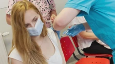 Tretia dávka vakcíny proti koronavírusu má výrazne menšie vedľajšie účinky