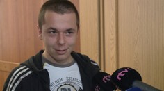 V súdnej sieni sa kajal, za dverami bol frajer. Toto je trest pre extrémistu