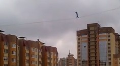 To je blázon! Pozrite si, čo Rus medzi panelákmi predviedol