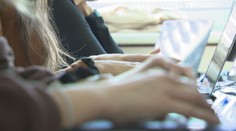 Niektorým vysokoškolákom platí štát vysoké štipendium. Cieľ je prilákať ich do nedostatkových odborov