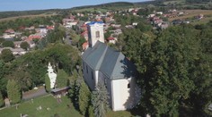 Strechu kostolnej veže v Senohrade zožrala hrdza a hniloba. Na unikátnu opravu prispeje štát aj veriaci