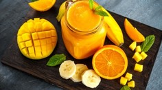 Mrkvové smoothie s banánom a mangom