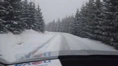 České hory zasypal sneh. Vodičov zastavili letné pneumatiky