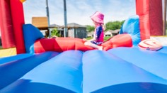 Tragédia v Spojených štátoch. Vietor zodvihol nafukovací hrad do vzduchu, deti vypadli z veľkej výšky
