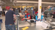 Inflácia je už dvojciferná. Najviac si priplácame za položky, ktoré si odpustiť nevieme