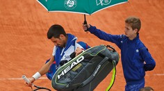 Na parížskej antuke opäť úraduje dážď, Djokovič prehral prvý set