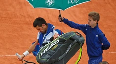 Na parížskej antuke opäť úraduje dážď, Djokovič prehral prvý set