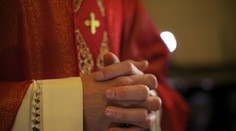 Austrálskeho biskupa obvinili zo znásilnenia a nemravného zaobchádzania s dieťaťom