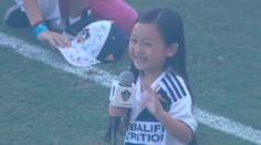 Netradičná hviezda zápasu: Dievčatko (7) spievajúce hymnu dojalo aj Zlatana Ibrahimoviča