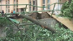 V Sobranciach spadol strom na strechu umeleckej školy