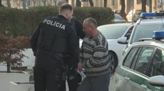 Viackrát jej mal hlavu udrieť o podlahu. Sudca poslal Ukrajinca po vražde družky do väzby