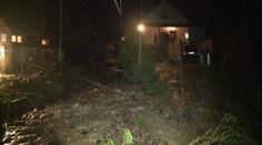 Prívalová voda zaplavila osadu. Silný prúd strhával všetko, čo mu prišlo do cesty