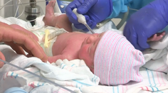 Dievčatko sa narodilo dvakrát. Na 20 minút ju vybrali z maternice