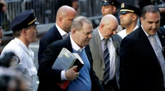 Hollywoodsky predátor Harvey Weinstein sa po mesiacoch od prepuknutia sexuálneho škandálu vzdal polícii