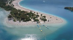 Počet zahraničných turistov v Turecku poklesol o 40,9 percenta