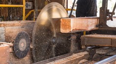 VIDEO: Scéna ako z hororového filmu. Na muža sa rútil obrovský kotúč z cirkulárky, život mu zachránila náhoda