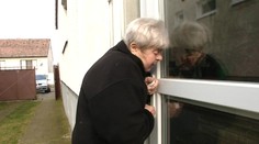 Dôchodkyňa zo Záhoria lezie do domu oknom. Tu je názorná ukážka