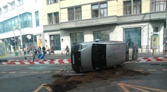 Ďalšia nehoda v Bratislave. Pri Jesenského ulici sa prevrátilo auto
