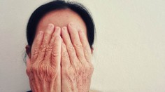 Dcéra nechutne týrala matku, ktorá sa jej starala o dieťa. Bila ju a dokonca aj porezala