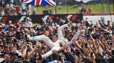 Šťastný Lewis Hamilton. Triumfoval na domácej VC Veľkej Británie