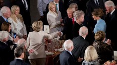 Trump po slávnostnom obede vyjadril úctu manželom Clintonovcom