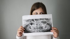 Kanadský zubár vytiahol najdlhší mliečny zub na svete