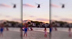 VIDEO: Obľúbenú turistickú destináciu stráži vrtuľník. Vyháňa rekreantov z mora